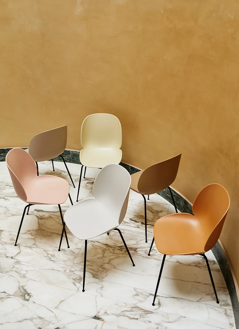 Beetle Dining Chair, Un-Upholstered van GUBI in Amber Brown, Conic base, Matt Black – sfeerfoto 2 van 4