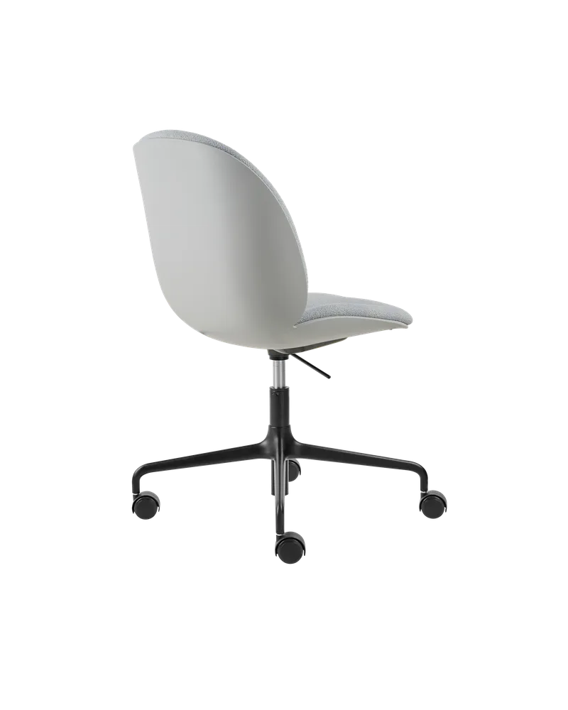 Beetle Meeting Chair, 3D Veneer & Front Upholstered van GUBI in Kvadrat Sahco, Acca Stripe 0731, Lunar Gray, Height adjustable 4-star base w. castors, Matt Black – productfoto 2 van 5