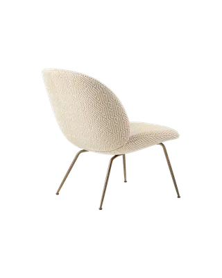 Beetle Lounge Chair de GUBI en Dora Boucle, Enzo Degli Angiuoni (0002, Standard), Antique Brass – photo du produit 1 sur 6