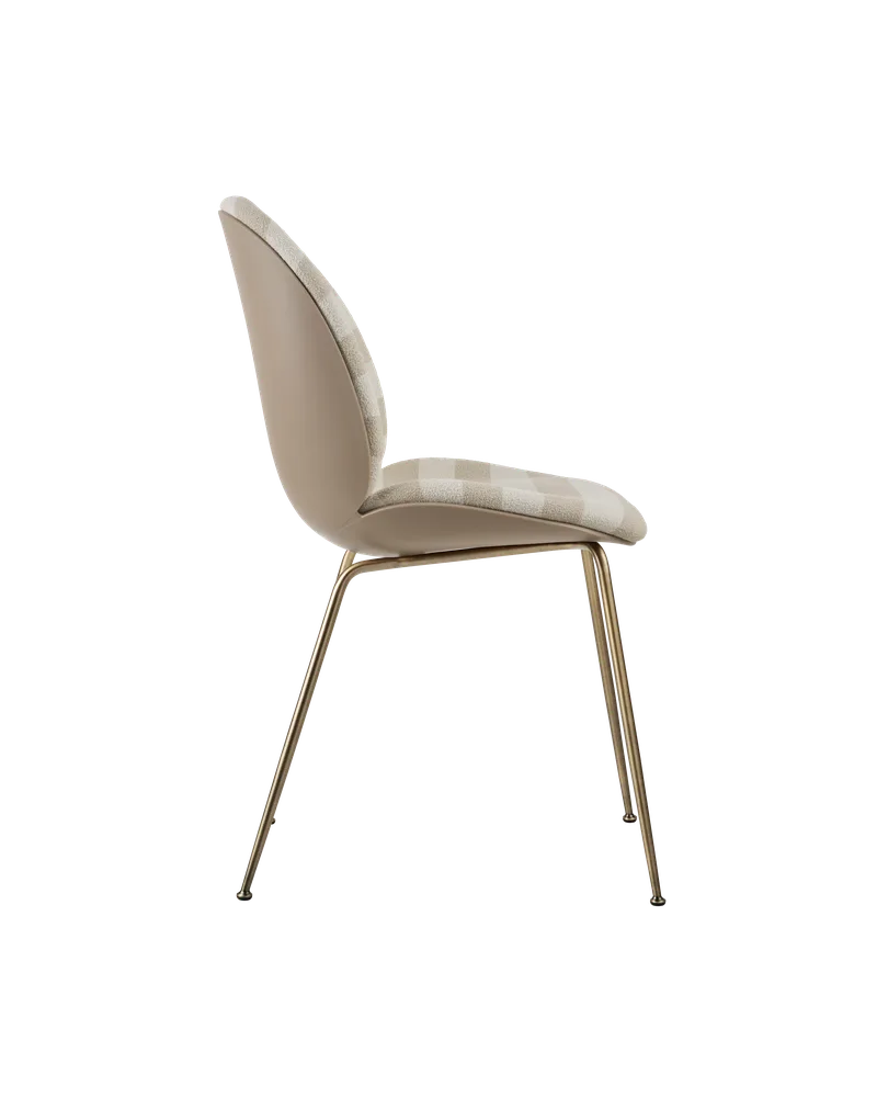 Beetle Dining Chair, Front Upholstered van GUBI in Kvadrat Sahco, Acca Stripe 0131, Antique Brass, New Beige – productfoto 1 van 5