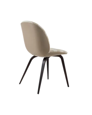 Beetle Dining Chair, Front Upholstered van GUBI in Kvadrat Sahco, Acca Stripe 0131, Smoked Oak, New Beige – productfoto 3 van 5