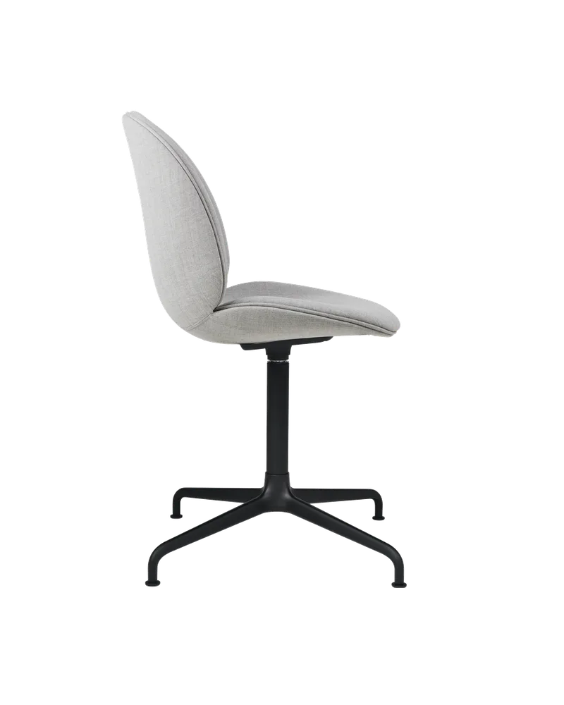 Beetle Meeting Chair, Fully Upholstered van GUBI in Remix 3, Kvadrat (123, Standard), 4-star base, Matt Black – productfoto 1 van 5