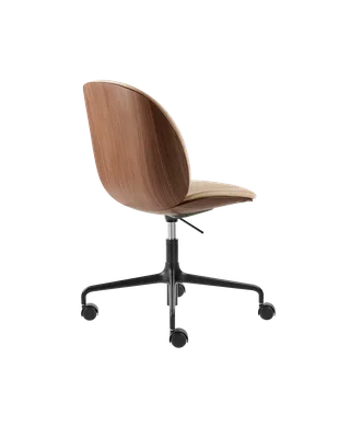 Beetle Meeting Chair, 3D Veneer & Front Upholstered van GUBI in Flair Special FR, Dedar (134, Standard), American Walnut Semi Matt Lacquered, Height adjustable 4-star base w. castors, Matt Black – productfoto 2 van 3