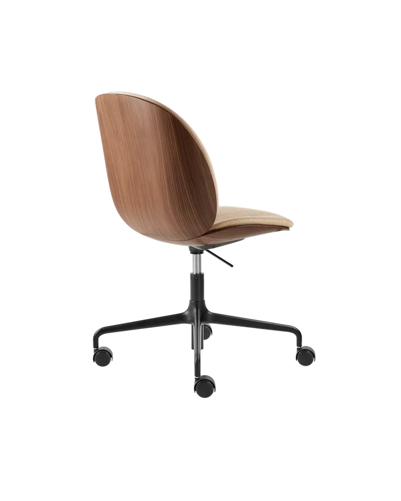 Beetle Meeting Chair, 3D Veneer & Front Upholstered van GUBI in Flair Special FR, Dedar (134, Standard), American Walnut Semi Matt Lacquered, Height adjustable 4-star base w. castors, Matt Black – productfoto 2 van 3