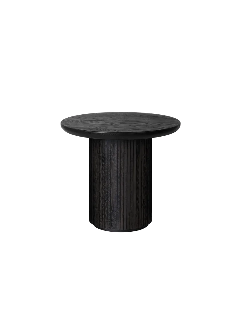 Moon Lounge Table, Round de GUBI en Brown/Black Stained Veneer Oak Lacquered, Brown/Black Stained Veneer Oak Lacquered, Ø60 x H55 – photo du produit