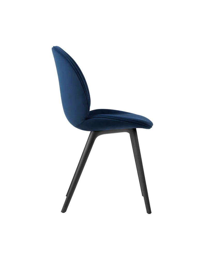 Beetle Dining Chair, Fully Upholstered von GUBI in Sunday, Dedar (003, Standard), Plastic base, Black – Produktfoto 1 von 5
