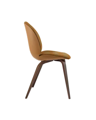 Beetle Dining Chair, Front Upholstered van GUBI in Kvadrat Sahco, Acca Stripe 0331, American Walnut, Amber Brown – productfoto 2 van 5