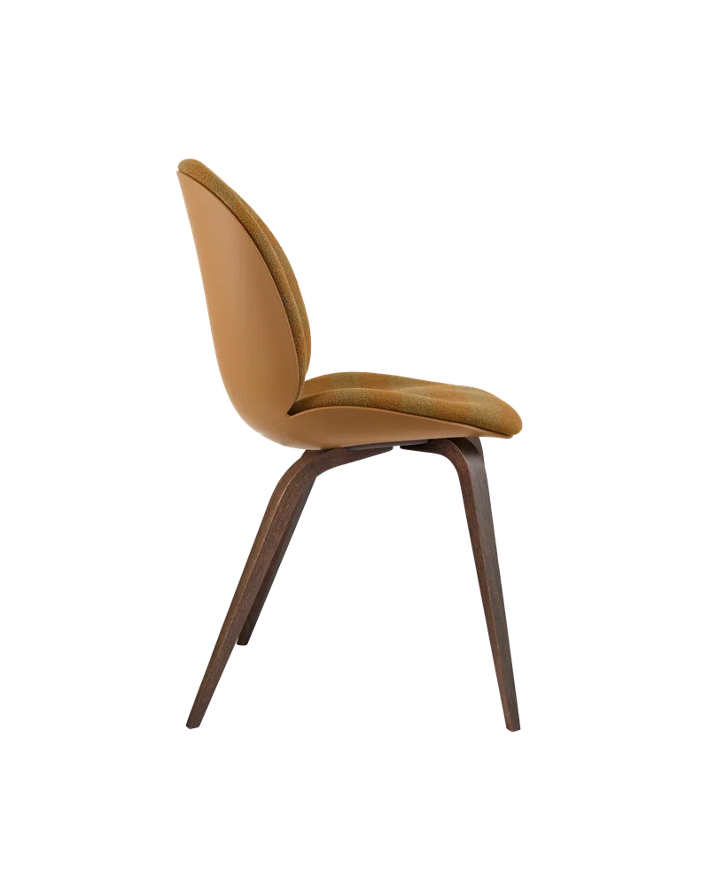 Beetle Dining Chair, Front Upholstered van GUBI in Kvadrat Sahco, Acca Stripe 0331, American Walnut, Amber Brown – productfoto 2 van 5