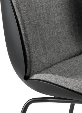 Beetle Dining Chair, Front Upholstered van GUBI in Remix 3, Kvadrat (152, Standard), Matt Black, Black – sfeerfoto 2 van 6