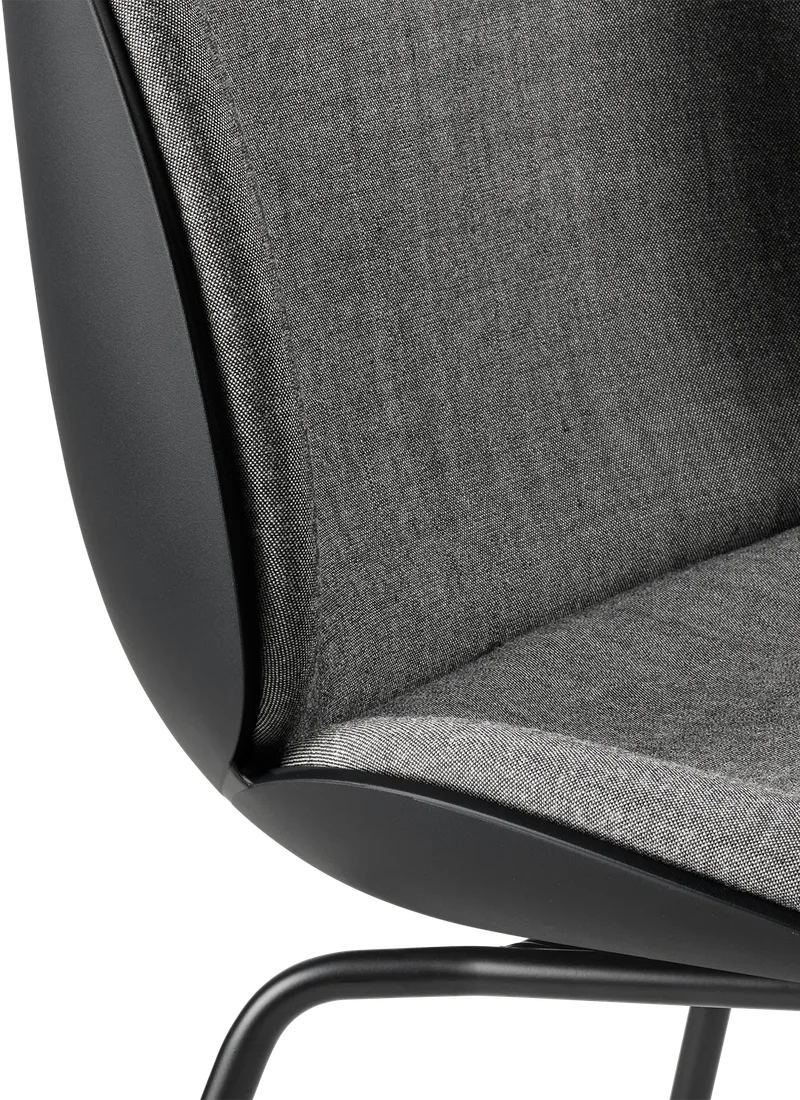 Beetle Dining Chair, Front Upholstered van GUBI in Remix 3, Kvadrat (152, Standard), Matt Black, Black – sfeerfoto 2 van 6