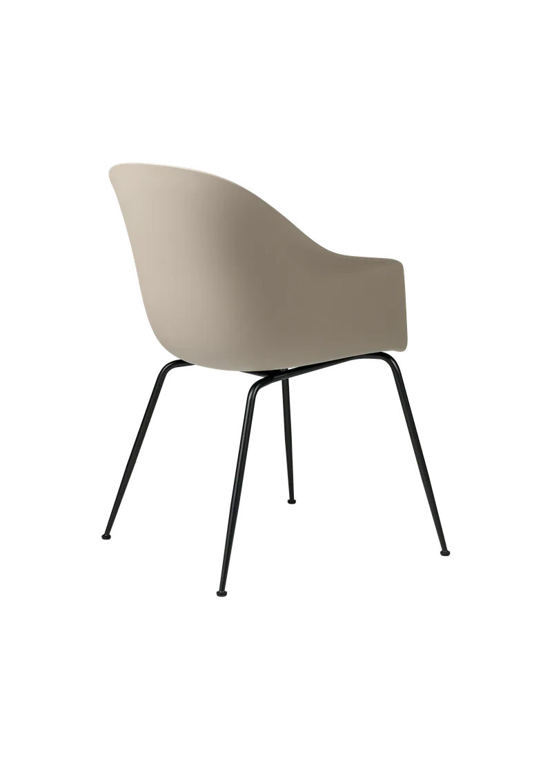 Bat Dining Chair, Un-Upholstered van GUBI in New Beige, Matt Black, Conic base – productfoto 1 van 4