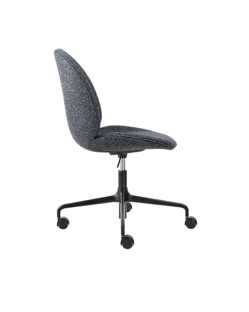Beetle Meeting Chair, Fully Upholstered van GUBI in Around Bouclé, Dedar (023, Standard), Height adjustable 4-star base w. castors, Matt Black – productfoto 1 van 5