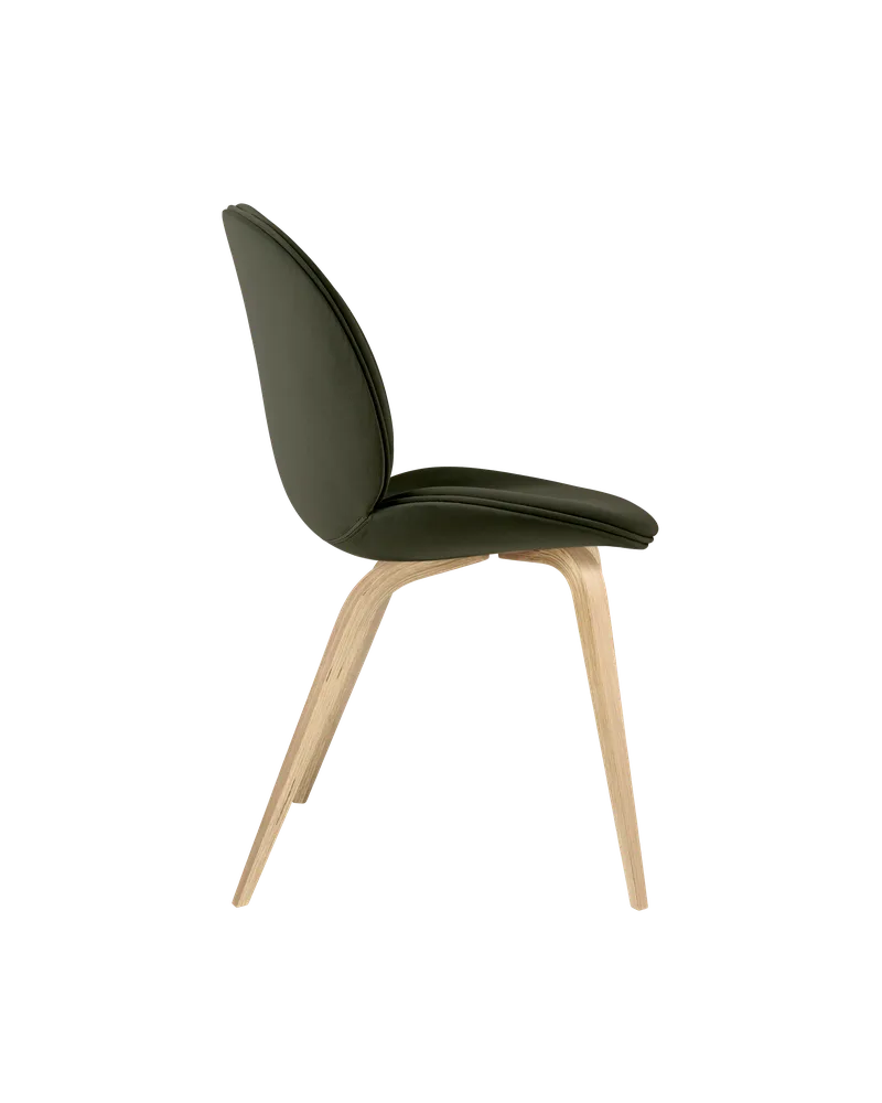 Beetle Dining Chair, Fully Upholstered von GUBI in Sunday, Dedar (018, Standard), Wood base, Oak Semi Matt Lacquered – Produktfoto 2 von 5