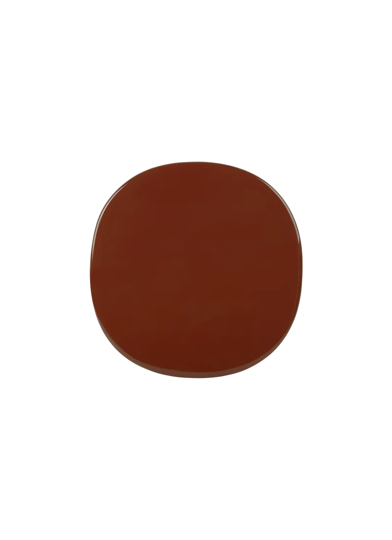 Carmel Coffee Table van GUBI in Rock Red, Black Semi Matt, 60 × 60 cm – productfoto 1 van 4
