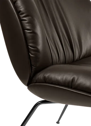 Beetle Soft Lounge Chair, Fully Upholstered van GUBI in Smooth Leather GUBI (Coffee), Matt Black – sfeerfoto 2 van 7