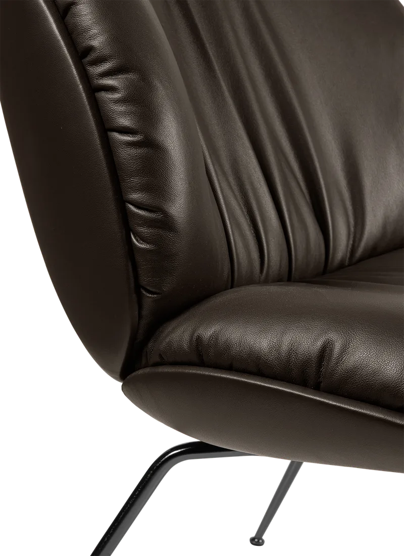Beetle Soft Lounge Chair, Fully Upholstered van GUBI in Smooth Leather GUBI (Coffee), Matt Black – sfeerfoto 2 van 7