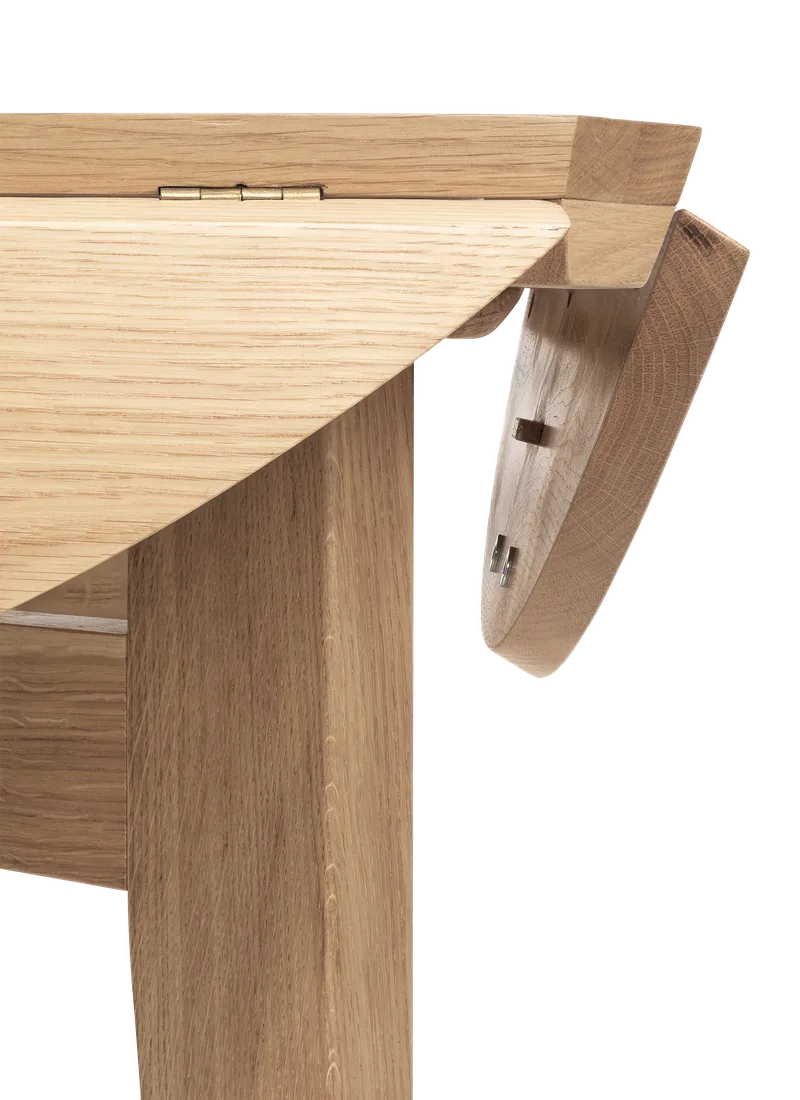 B-Table Dining Table, Pivoting Extendable Top by GUBI in Oak Matt Lacquered, Oak Matt Lacquered, 85 × 85 / Ø116 cm – product photo 2 of 6