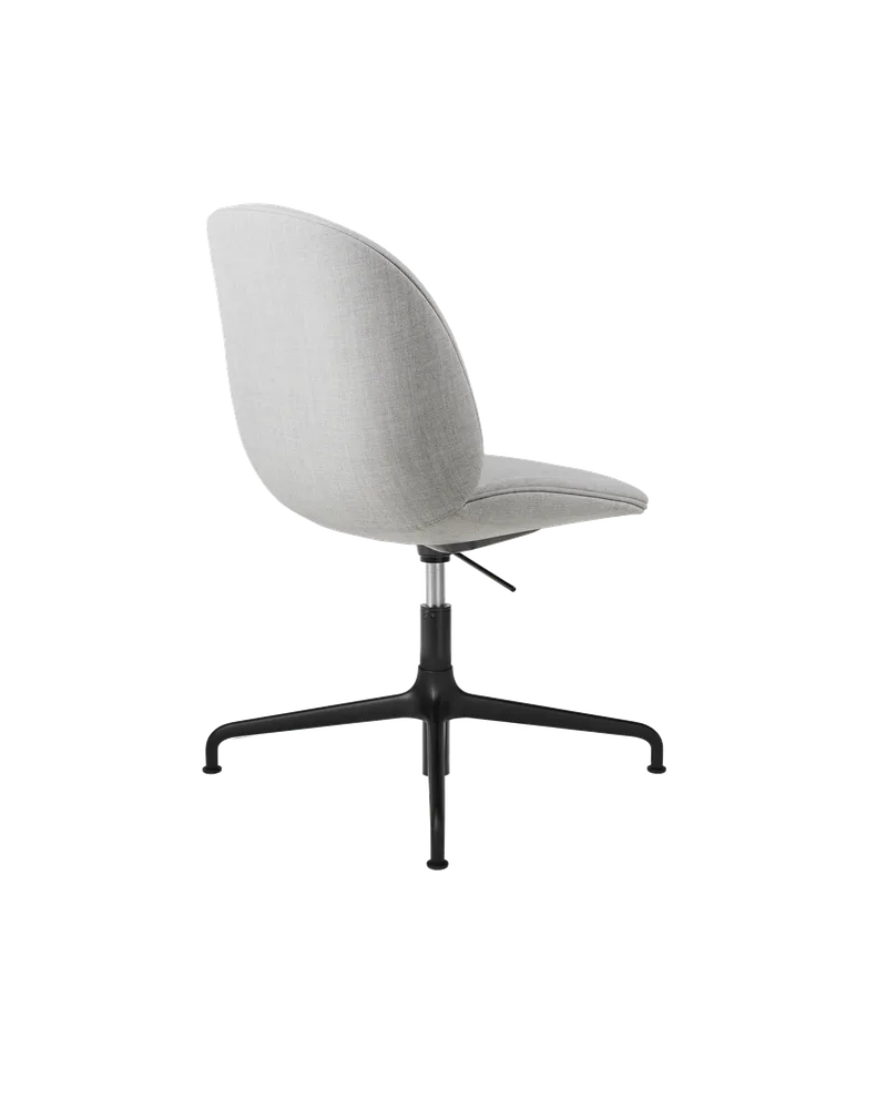 Beetle Meeting Chair, Fully Upholstered van GUBI in Remix 3, Kvadrat (123, Standard), Height adjustable 4-star base, Matt Black – productfoto 2 van 5