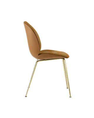 Beetle Dining Chair, Front Upholstered van GUBI in Kvadrat Sahco, Acca Stripe 0331, Brass Semi Matt, Amber Brown – productfoto 3 van 5