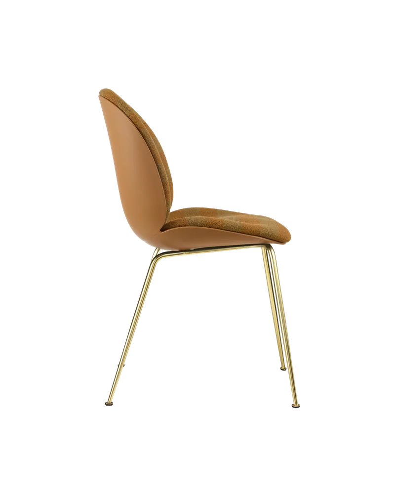 Beetle Dining Chair, Front Upholstered van GUBI in Kvadrat Sahco, Acca Stripe 0331, Brass Semi Matt, Amber Brown – productfoto 3 van 5