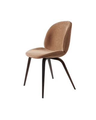 Beetle Dining Chair, Fully Upholstered van GUBI in Belsuede Special FR, Dedar (132, Standard), Wood base, Smoked Oak – productfoto 5 van 5