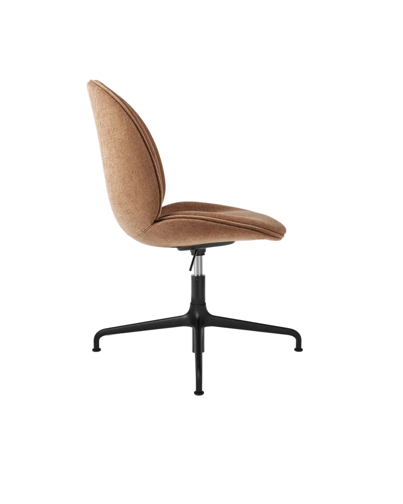 Beetle Meeting Chair, Fully Upholstered van GUBI in Belsuede Special FR, Dedar (132, Standard), Height adjustable 4-star base, Matt Black – productfoto 1 van 5