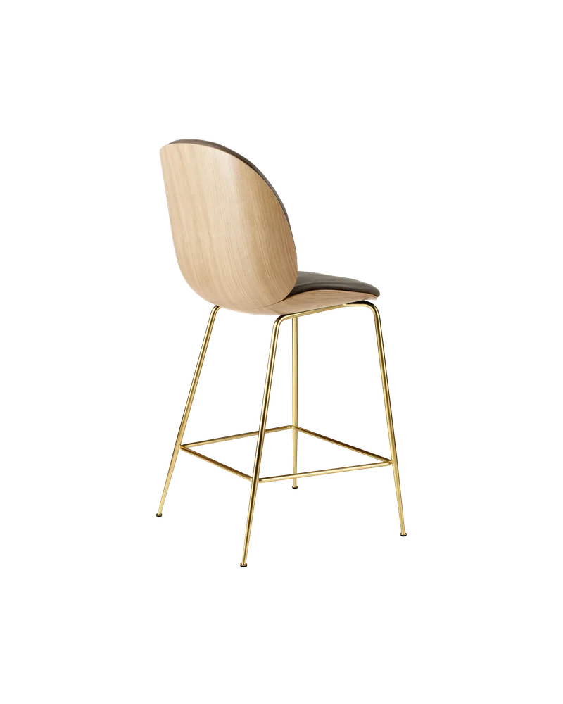 Beetle Counter Chair, 3D Veneer & Front Upholstered van GUBI in Oak Semi Matt Lacquered, Brass Semi Matt, Soft Leather, GUBI (Gray, Standard) – productfoto 1 van 2