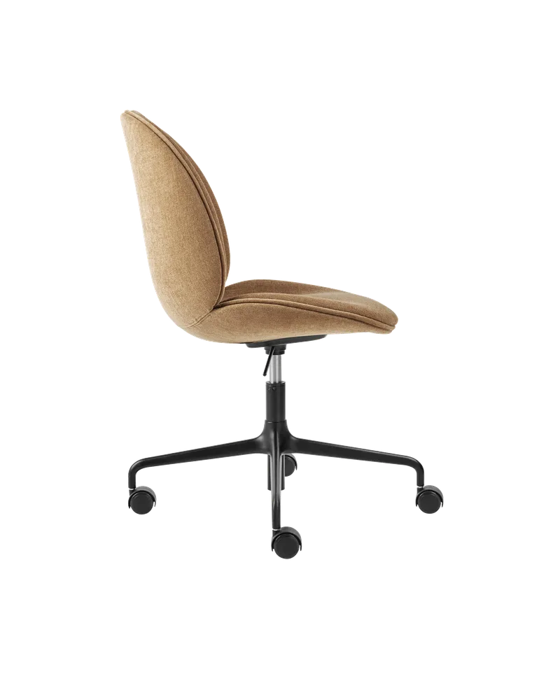 Beetle Meeting Chair, Fully Upholstered van GUBI in Belsuede Special FR, Dedar (003, Standard), Height adjustable 4-star base w. castors, Matt Black – productfoto 1 van 5