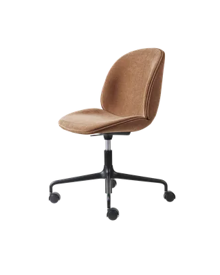 Beetle Meeting Chair, Fully Upholstered van GUBI in Belsuede Special FR, Dedar (132, Standard), Height adjustable 4-star base w. castors, Matt Black – productfoto 2 van 2
