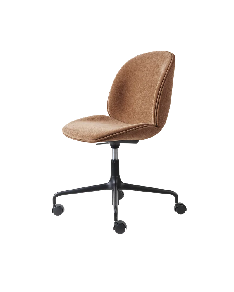 Beetle Meeting Chair, Fully Upholstered van GUBI in Belsuede Special FR, Dedar (132, Standard), Height adjustable 4-star base w. castors, Matt Black – productfoto 2 van 2