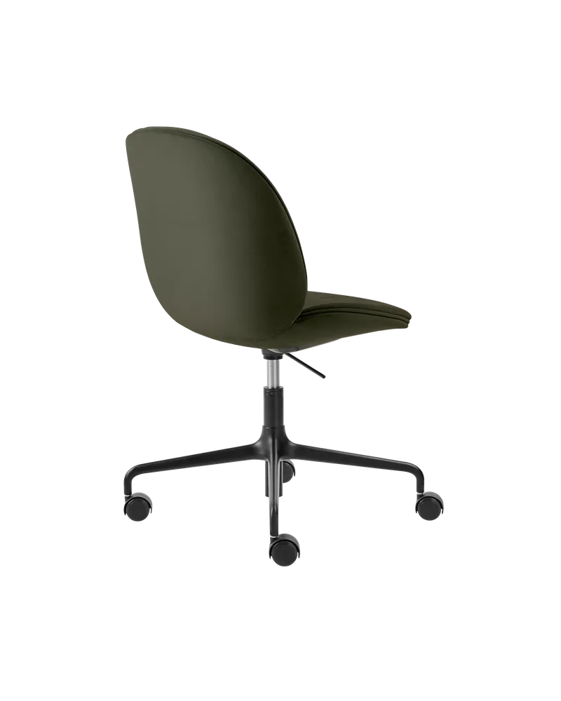 Beetle Meeting Chair, Fully Upholstered von GUBI in Sunday, Dedar (018, Standard), Height adjustable 4-star base w. castors, Matt Black – Produktfoto 1 von 2