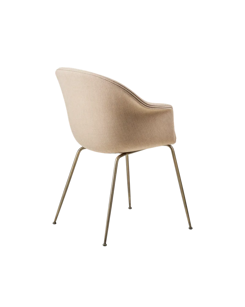 Bat Dining Chair, Fully Upholstered van GUBI in Remix 3, Kvadrat (233, Standard), Conic base, Antique Brass – productfoto 1 van 4