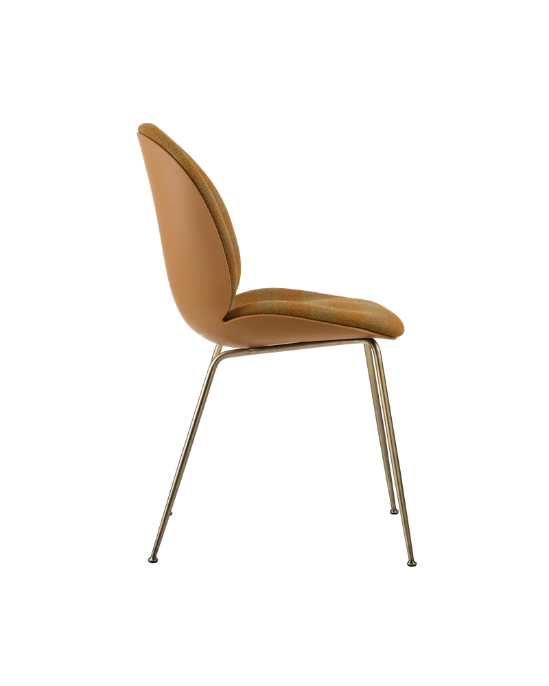 Beetle Dining Chair, Front Upholstered van GUBI in Kvadrat Sahco, Acca Stripe 0331, Antique Brass, Amber Brown – productfoto 1 van 5