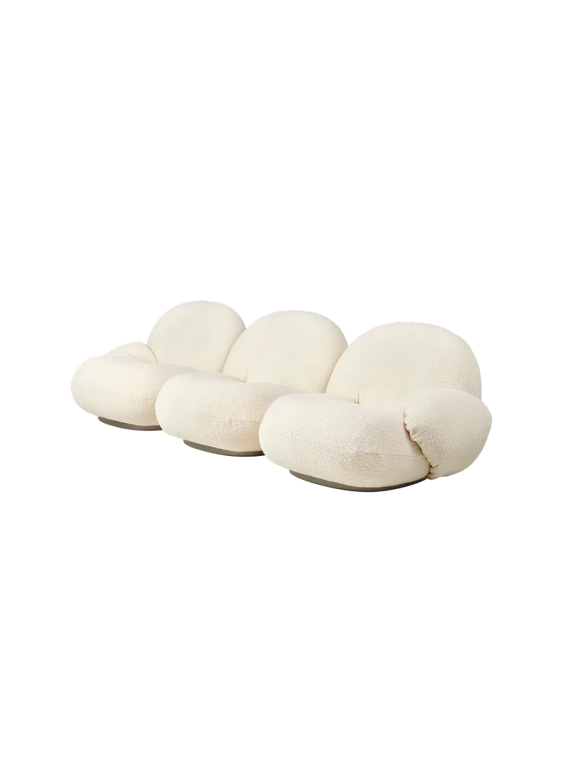 Pacha Sofa von GUBI in Karakorum, Dedar (001, Standard), Pearl Gold, 3 seater – Produktfoto