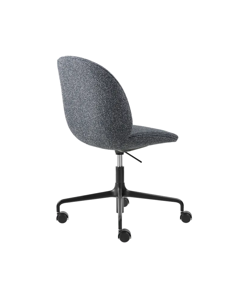 Beetle Meeting Chair, Fully Upholstered van GUBI in Around Bouclé, Dedar (023, Standard), Height adjustable 4-star base w. castors, Matt Black – productfoto 2 van 5