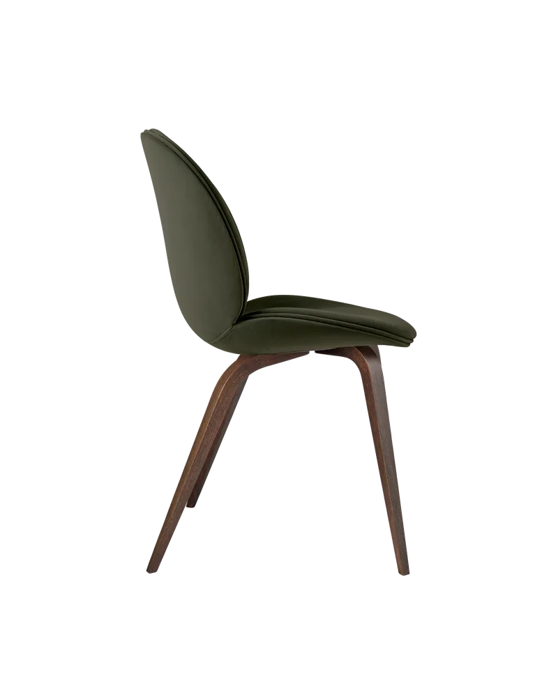 Beetle Dining Chair, Fully Upholstered von GUBI in Sunday, Dedar (018, Standard), Conic base, American Walnut – Produktfoto 2 von 5