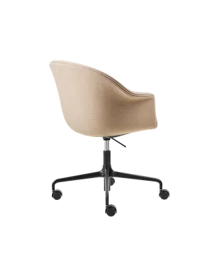 Bat Meeting Chair, Fully Upholstered de GUBI en Remix 3, Kvadrat (233, Standard), Height adjustable 4-star base w. castors, Matt Black – photo du produit 2 sur 4