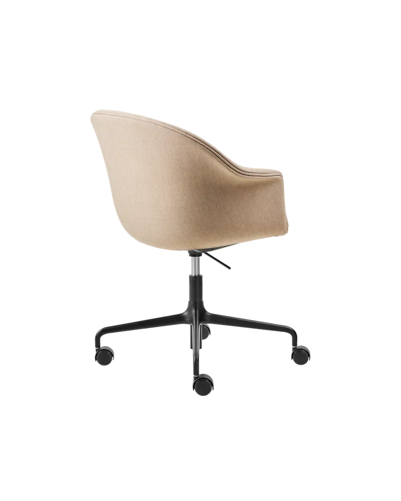 Bat Meeting Chair, Fully Upholstered de GUBI en Remix 3, Kvadrat (233, Standard), Height adjustable 4-star base w. castors, Matt Black – photo du produit 2 sur 4