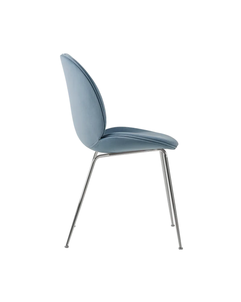 Beetle Dining Chair, Fully Upholstered von GUBI in Sunday, Dedar (002, Standard), Conic base, Chrome – Produktfoto 3 von 5