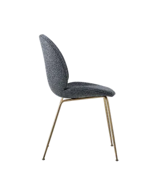 Beetle Dining Chair, Fully Upholstered van GUBI in Around Bouclé, Dedar (023, Standard), Conic base, Antique Brass – productfoto 2 van 5
