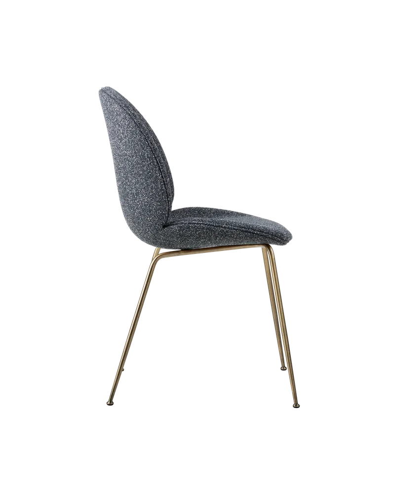 Beetle Dining Chair, Fully Upholstered van GUBI in Around Bouclé, Dedar (023, Standard), Conic base, Antique Brass – productfoto 2 van 5