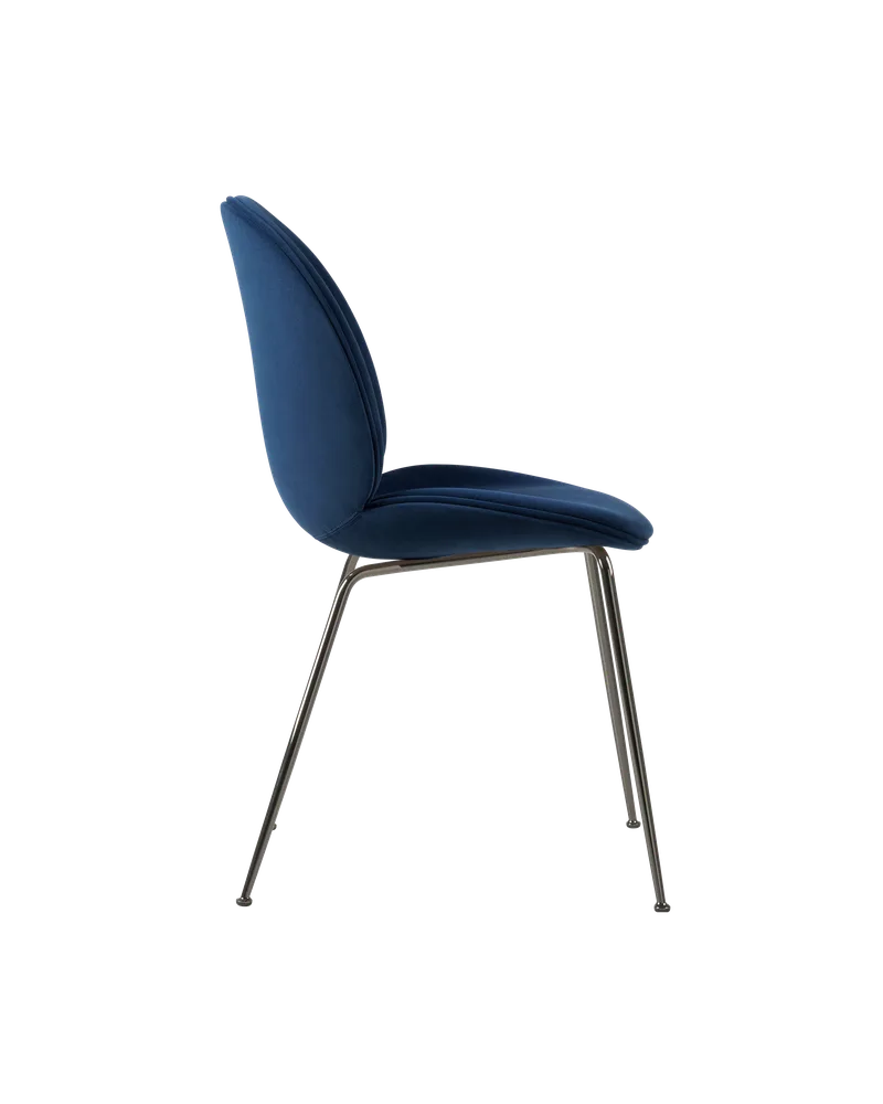 Beetle Dining Chair, Fully Upholstered von GUBI in Sunday, Dedar (003, Standard), Conic base, Black Chrome – Produktfoto 2 von 5