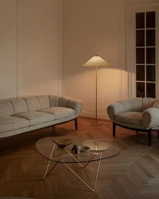 9602 Floor Lamp de GUBI en Canvas, Brass, EU – photo d’ambiance 1 sur 4