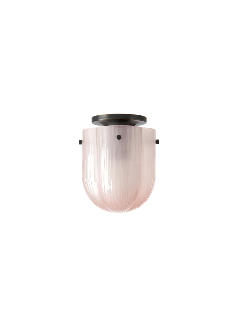 Seine Ceiling Lamp de GUBI en Coral, Antique brass, EU – photo du produit