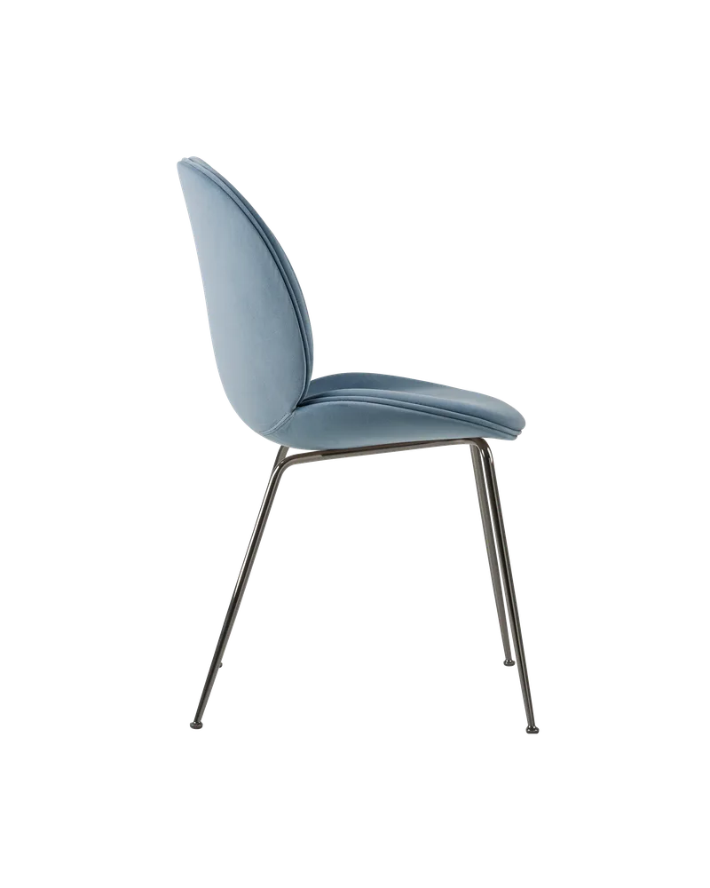 Beetle Dining Chair, Fully Upholstered von GUBI in Sunday, Dedar (002, Standard), Conic base, Black Chrome – Produktfoto 2 von 5