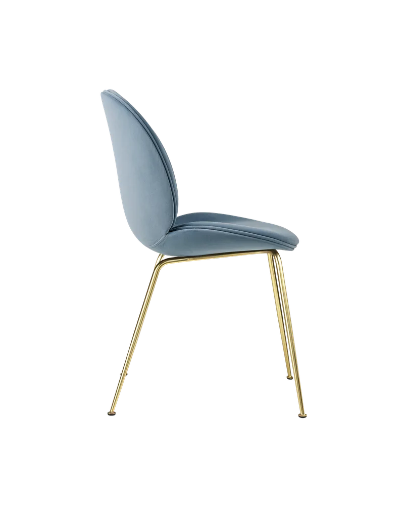 Beetle Dining Chair, Fully Upholstered van GUBI in Sunday, Dedar (002, Standard), Conic base, Brass Semi Matt – productfoto 4 van 5