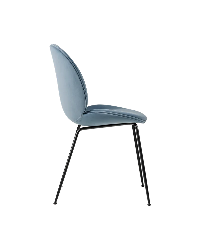 Beetle Dining Chair, Fully Upholstered van GUBI in Sunday, Dedar (002, Standard), Conic base, Matt Black – productfoto 2 van 5