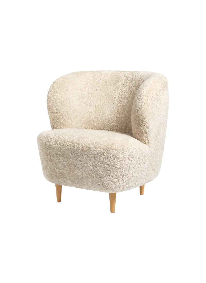 Stay Lounge Chair, Fully Upholstered by GUBI in Sheepskin, Skandilock (Moonlight, Standard), Oak Semi Matt Lacquered Base – product photo