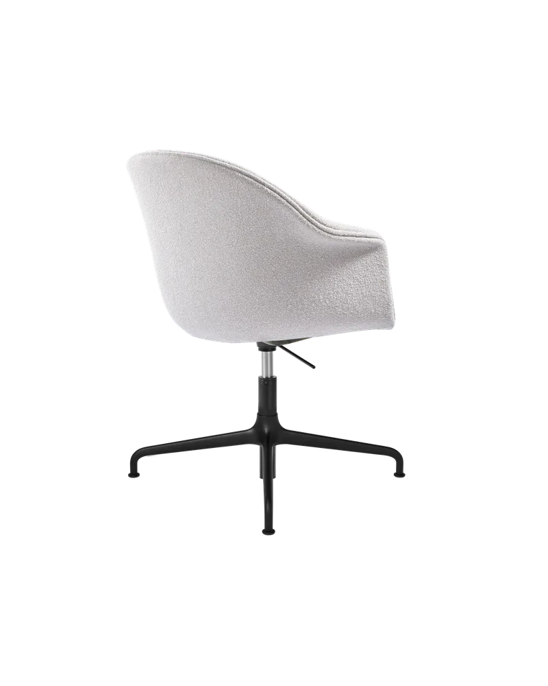 Bat Meeting Chair, Fully Upholstered van GUBI in Light Bouclé, GUBI (001, Standard), Height adjustable 4-star base, Matt Black – productfoto 1 van 4