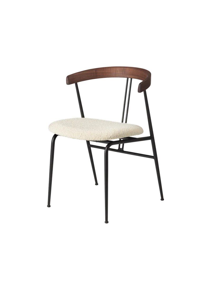 Violin Dining Chair, Seat Upholstered van GUBI in Karakorum Dedar (001), American Walnut Oiled – productfoto